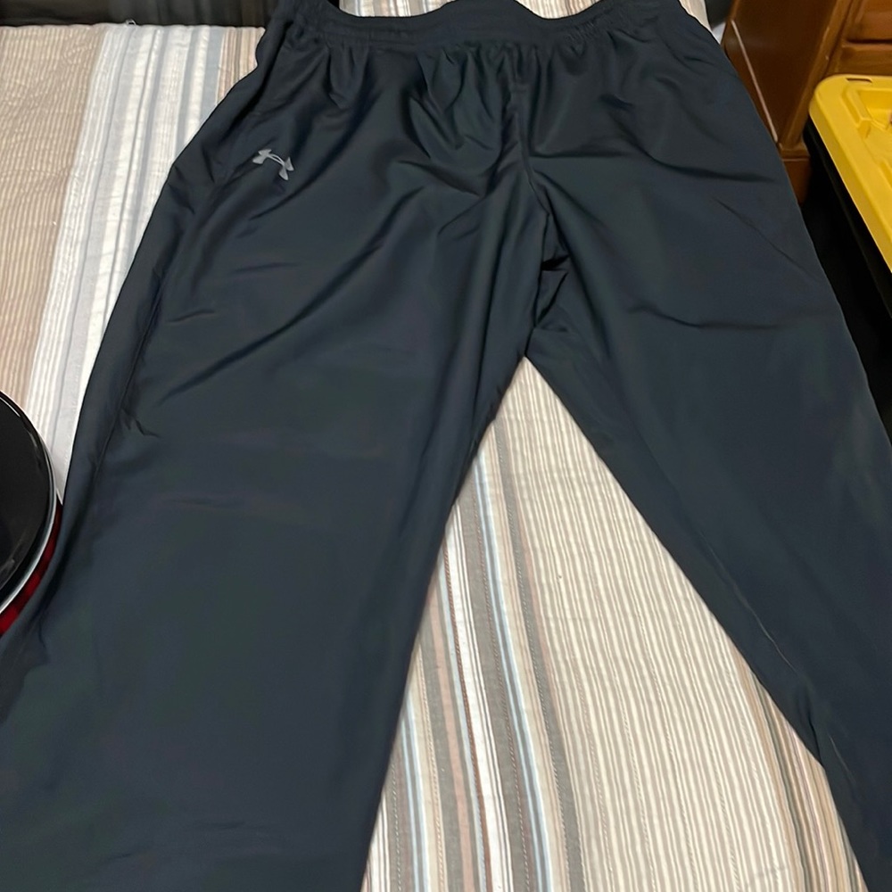 Mens UA XL loose coupe Lache heat gear sweatpants USED once. Great condition